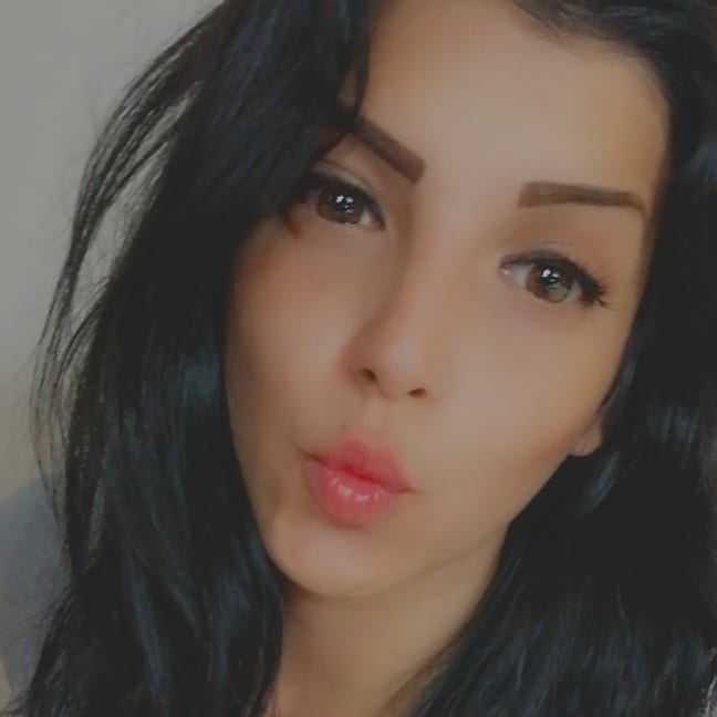 anaworld69 posing for selfie