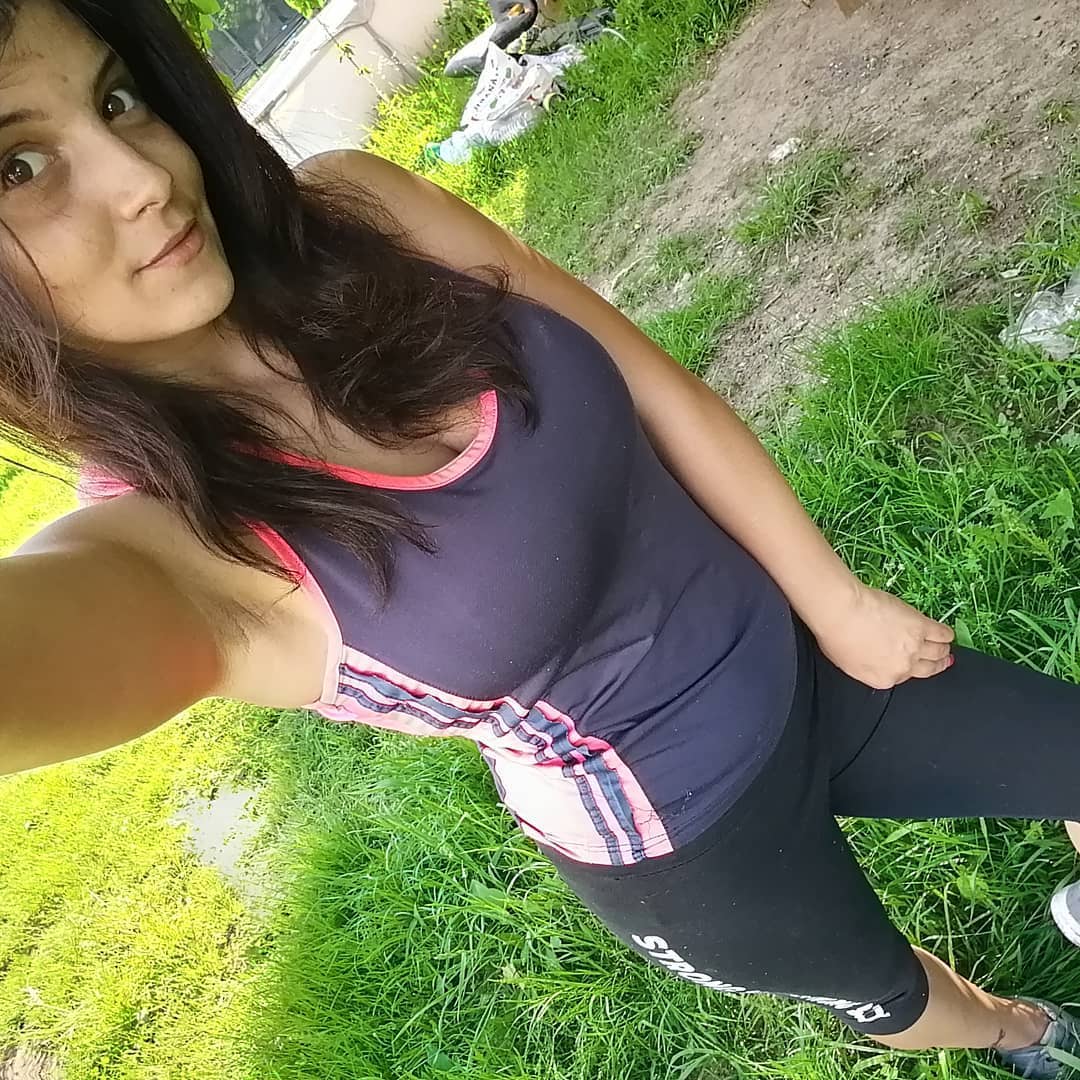 anaworld69 taking a selfie wearing black and pink tank top