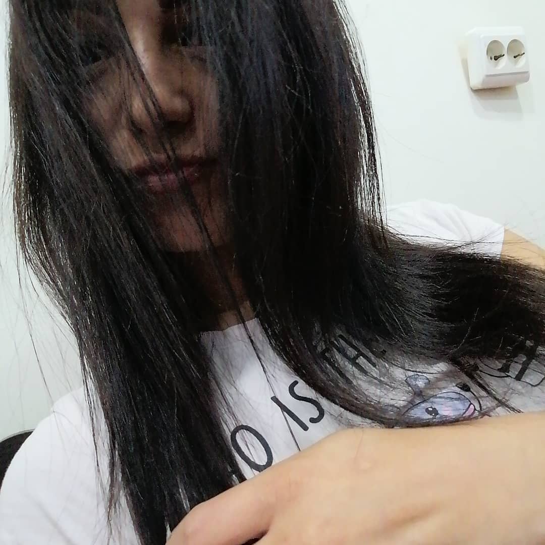 anaworld69 posing for a selfie wearing white graphic t-shirt