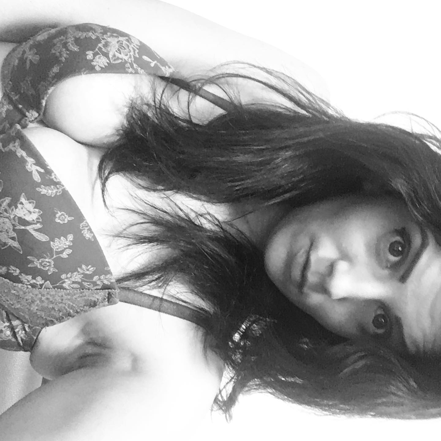 anaworld69 posing for selfie wearing floral patterned bra