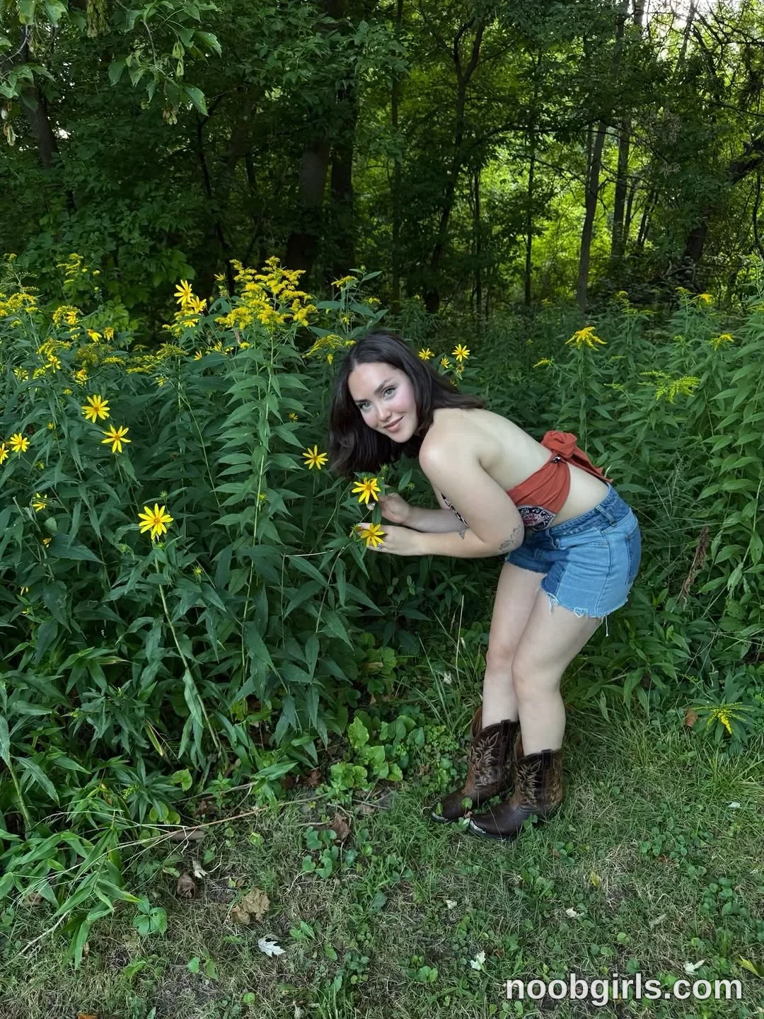 Ari (@arioutdoors) — "A little wild, a little sweet 🌼🤎 . . . . ."