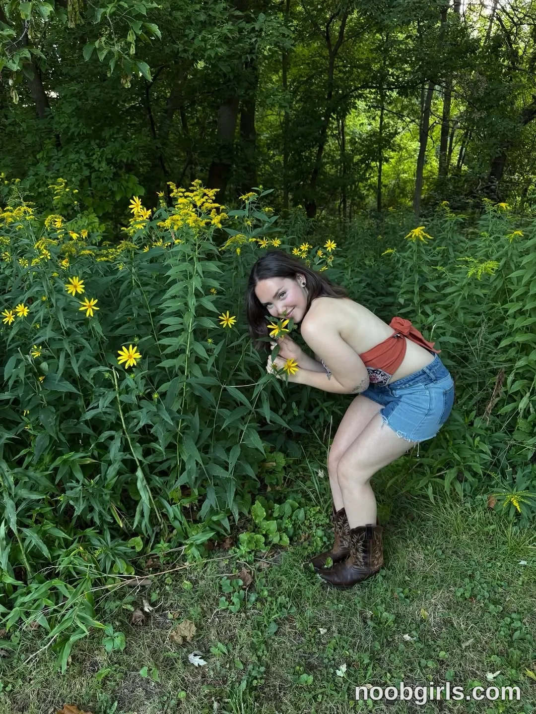 Ari (@arioutdoors) — "A little wild, a little sweet 🌼🤎 . . . . ."