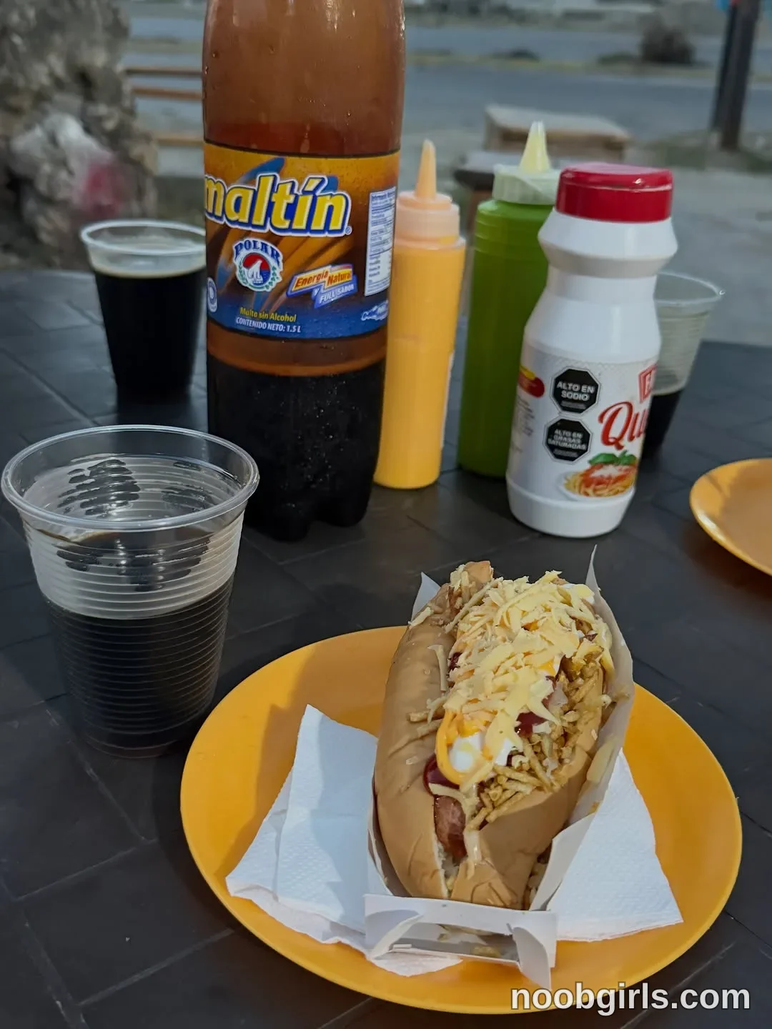 Ale none (no person visible in frame) in table setting at an outdoor dining area or street food venue in La Guaira