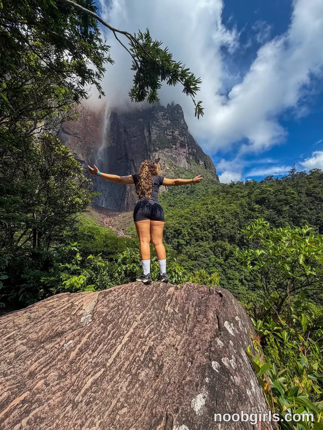 Ale (@ashley_ospino) — "Waküpero kuruman Kerepakupai vená dae Eres impresionante Venezuela 🇻🇪🏜️🥹" in Salto Angel -
