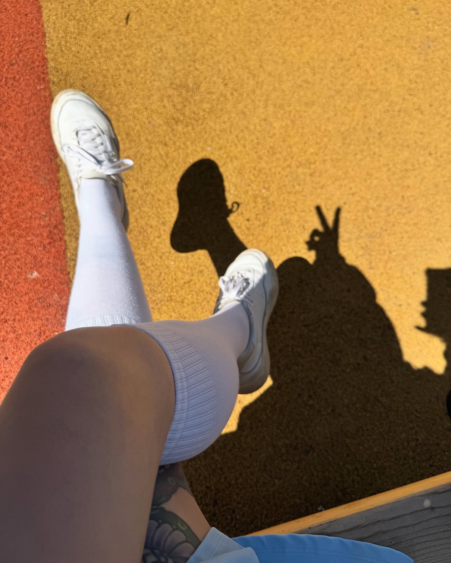 awondrr wearing white sneakers in court