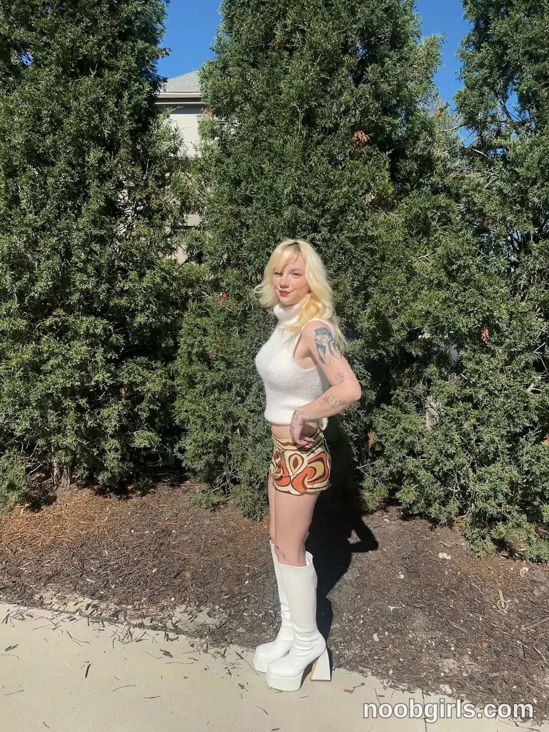Bardot (@bardoteyed) — "Autumn is here 🍂🍂🍂 and i’m cozy!!"