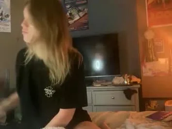 Bella <3 (bellaxrxx) — Chaturbate Profile & Links