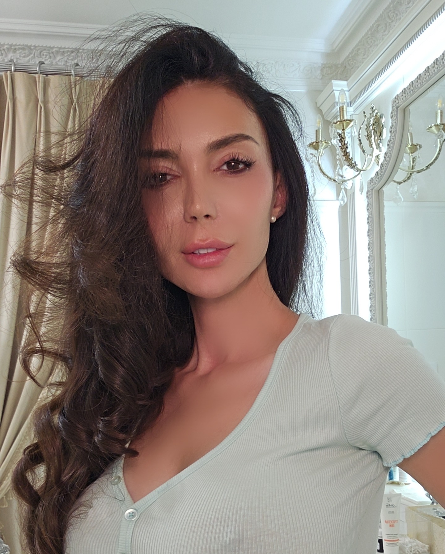 caylin wearing light green top in room