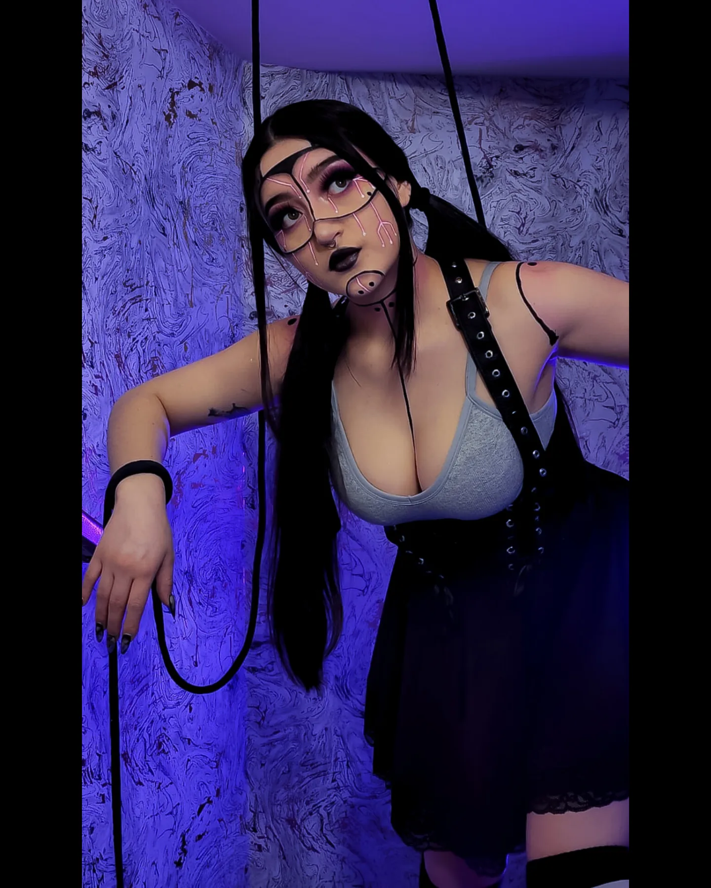 charlotte_germanotta_ wearing grey crop top in room