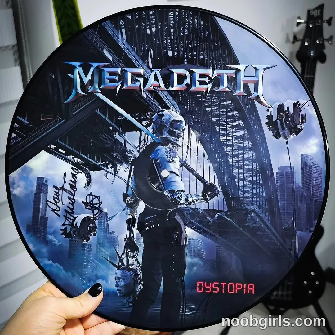 charlotte_germanotta_ Holding the lower-left edge of the circular disc with one hand; the visible thumbnail is painted black