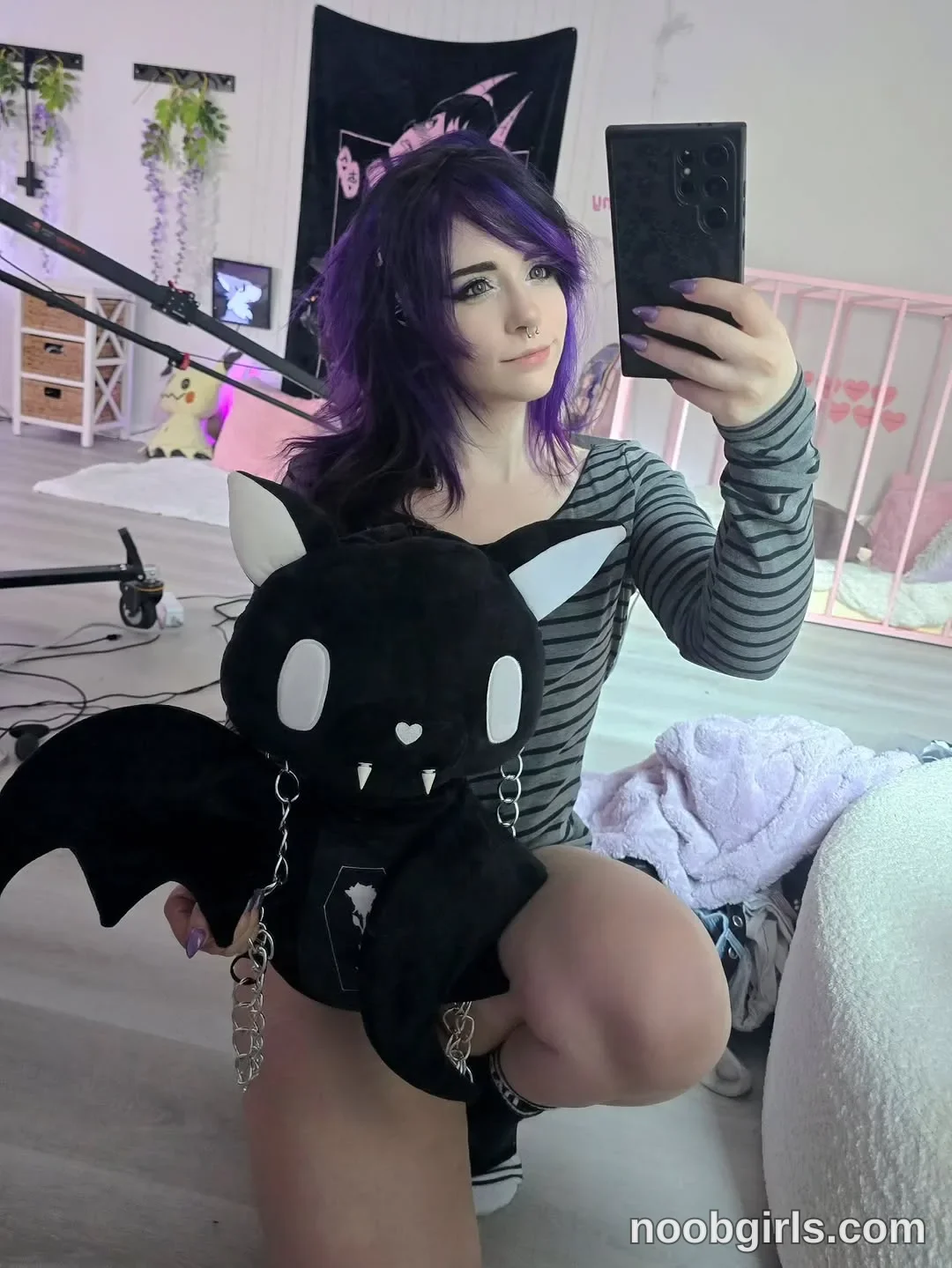 Crimson Kitten (@crimsonkitten) — "just me and my emotional support creature 🖤 ."