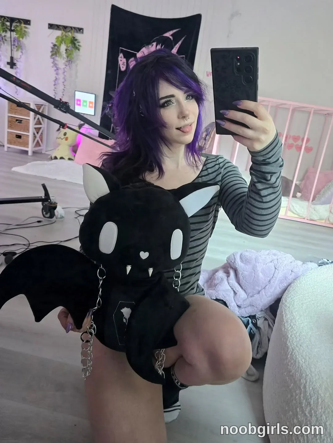 Crimson Kitten (@crimsonkitten) — "just me and my emotional support creature 🖤 ."