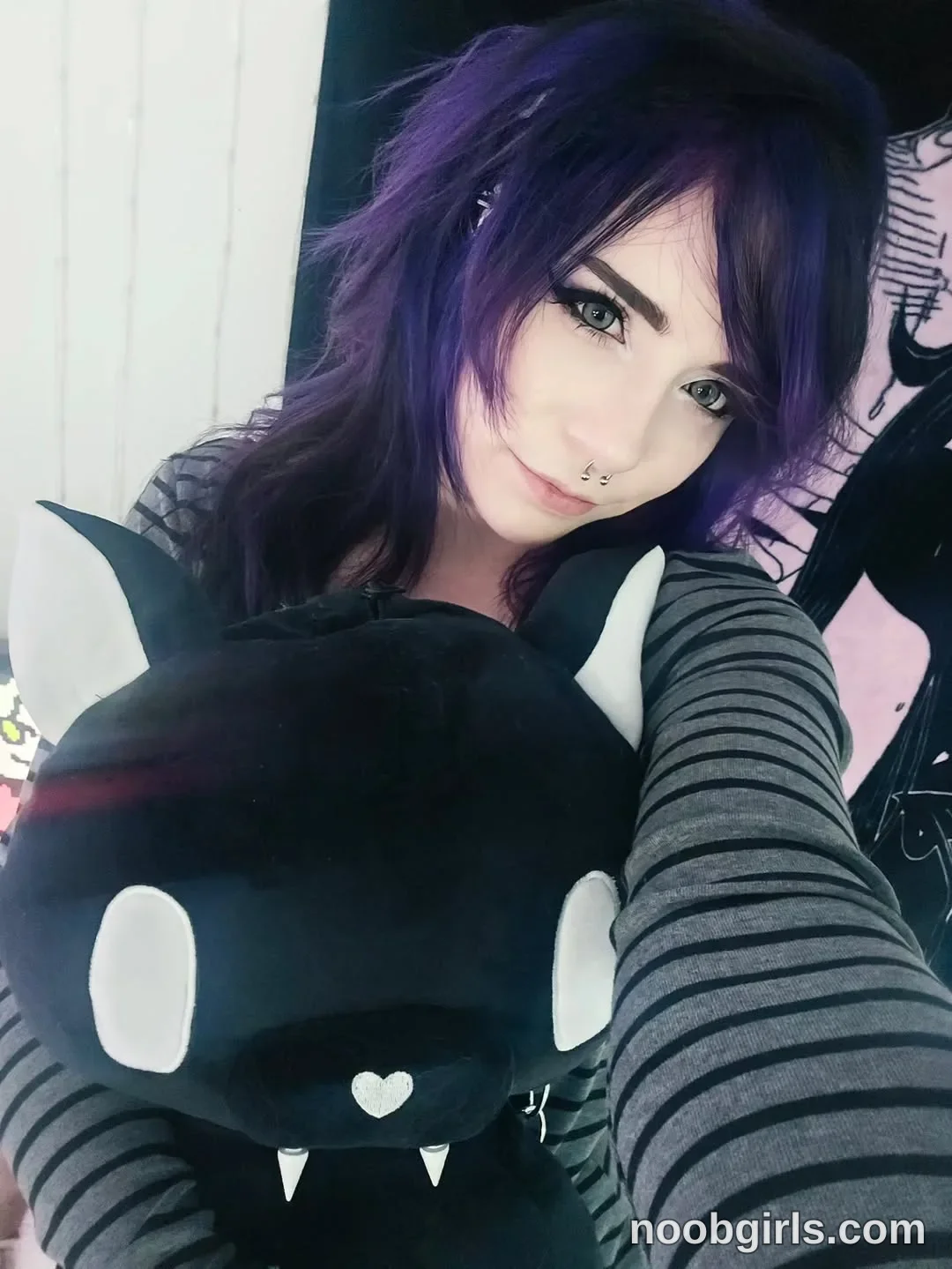 Crimson Kitten (@crimsonkitten) — "just me and my emotional support creature 🖤 ."