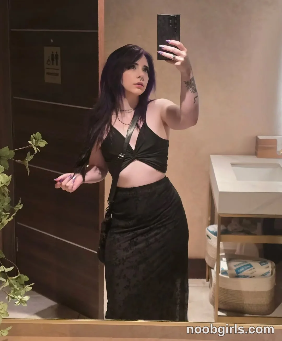 Crimson Kitten (@crimsonkitten) — "Fine wined & dined at Fortu tonight."