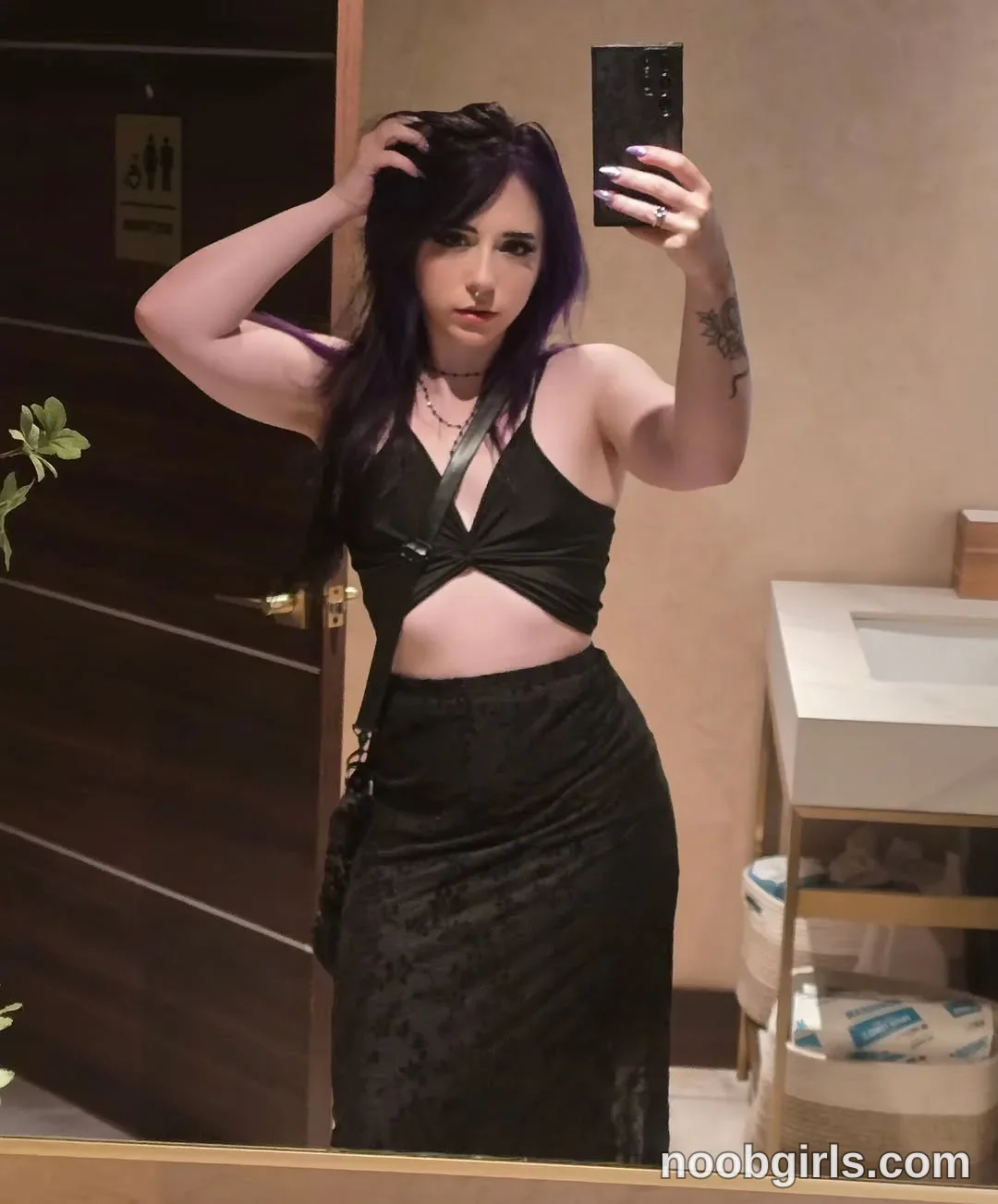 Crimson Kitten (@crimsonkitten) — "Fine wined & dined at Fortu tonight."