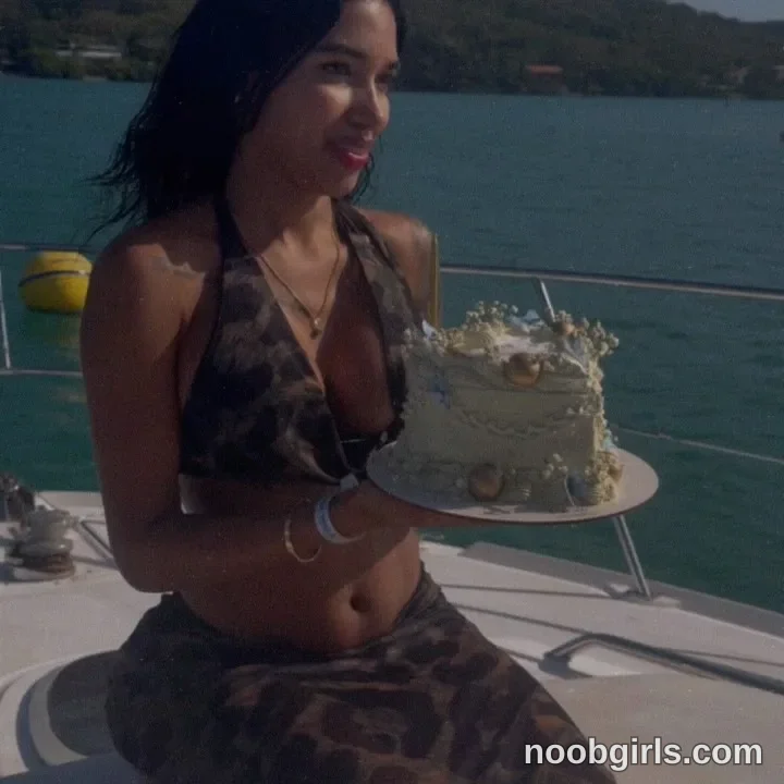 dianac1998 (@dianac1998) — "Birthday☀️🌊"