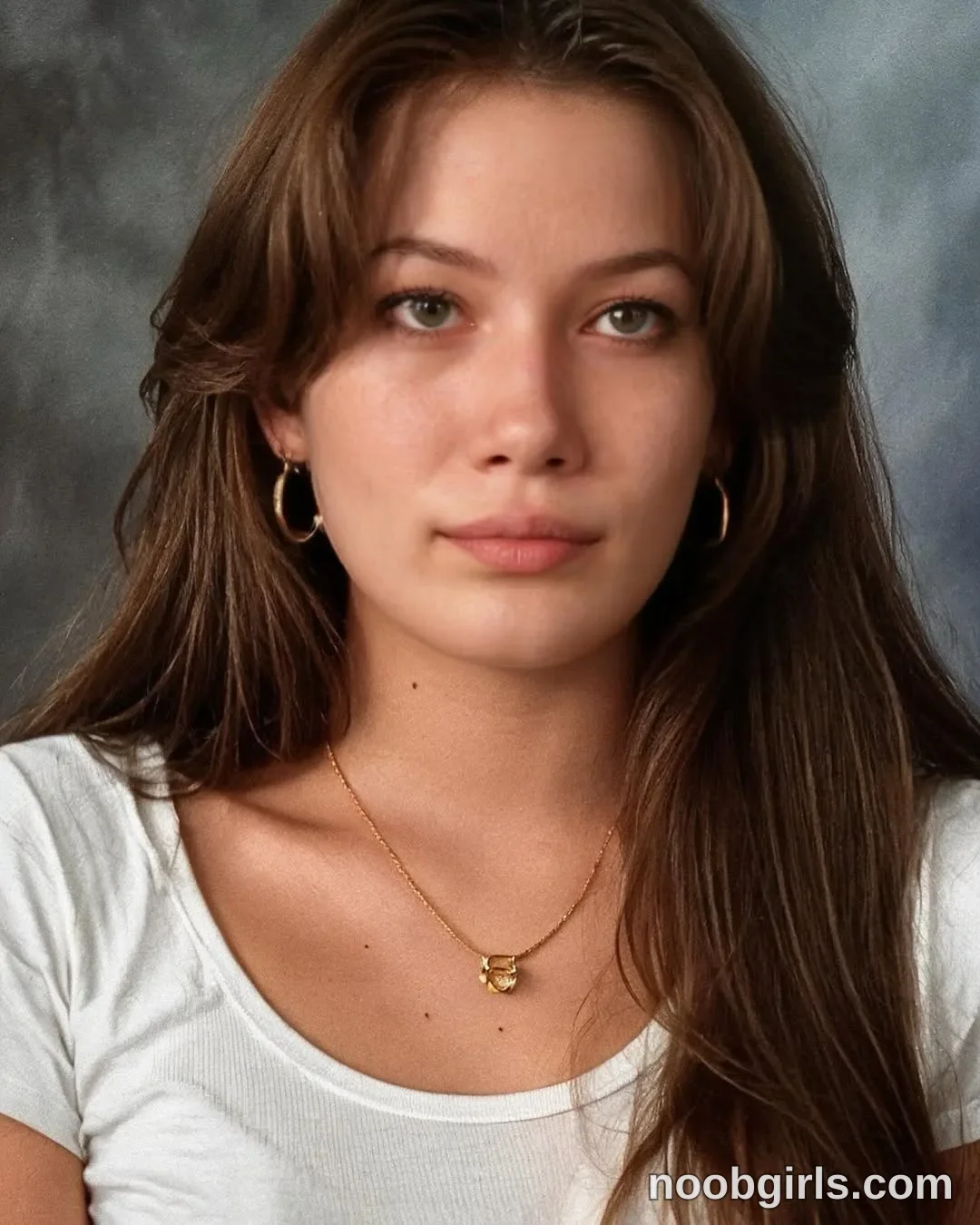 Eff Facing the camera with her head upright wearing White short-sleeved scoop-neck top
