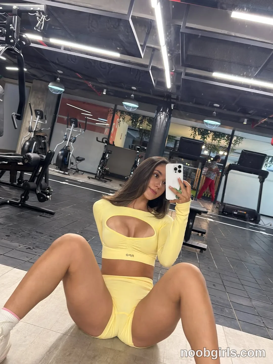 Lis Cardona (@emma_dee) — "Strong body. Strong mind. That’s the energy 🔥"