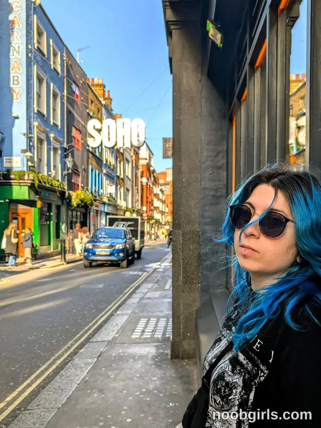 Era (@eralendra) — "Mon 1 er voyage en Angleterre ✈️ 🇬🇧 Soho de jour vs Soho de nuit, Londres." in Canarby Street