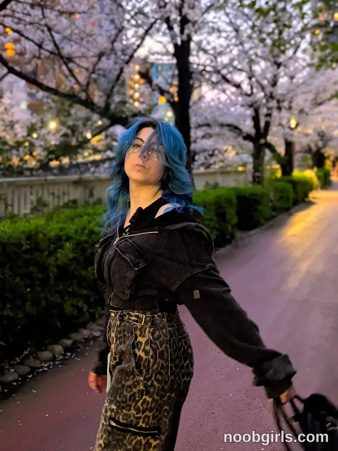 Era (@eralendra) — "Regardez bien jusqu'à la dernière photo 👀🤓 ⚠️ Lancer de sac en plein Tokyo !…" in Meguro River