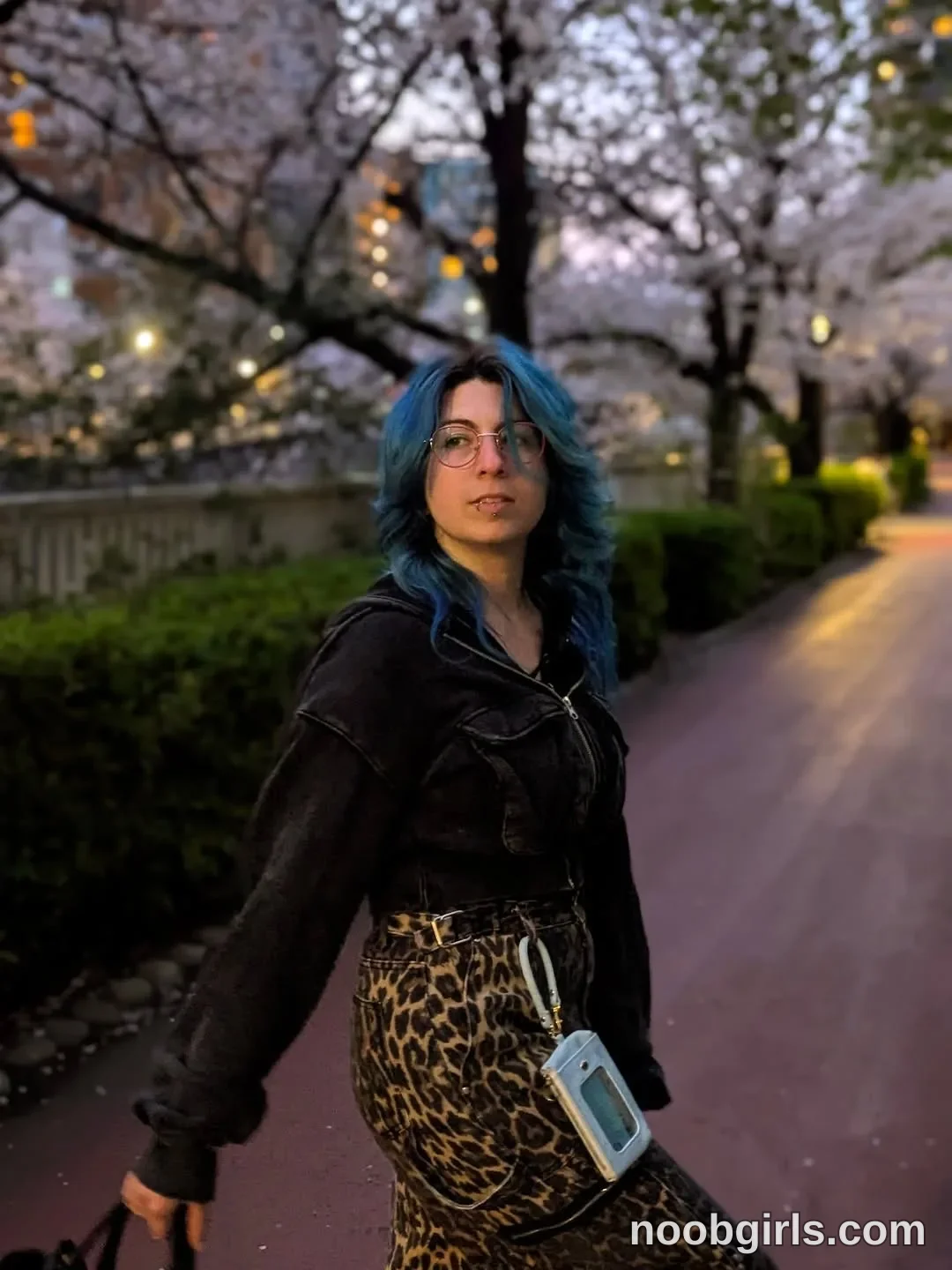 Era (@eralendra) — "Regardez bien jusqu'à la dernière photo 👀🤓 ⚠️ Lancer de sac en plein Tokyo !…" in Meguro River