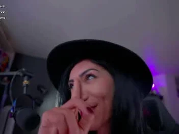 evelyne92 streaming live frame — Chaturbate cam girl