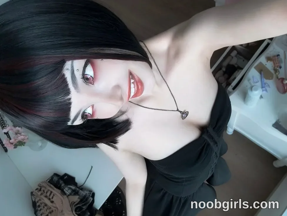 Luna (@felinebloodbite) — "K harías si te miro así? (˶˃⤙˂˶)"