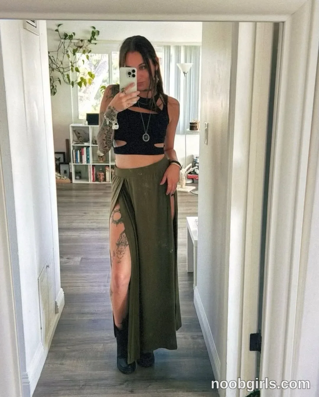 Adrianna (@gardenmusexo) — "you found me 🌿 let’s start slow 🖤 hi :)"