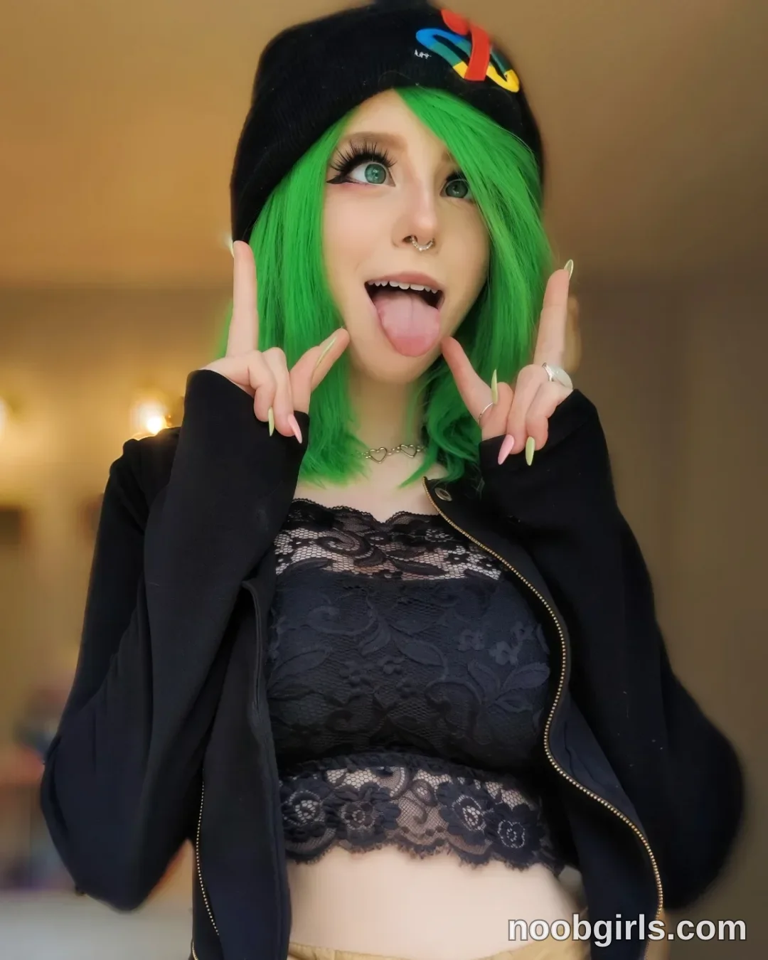 Sammy (@goldengoddessxxx) — "Do you like green hair on me?"