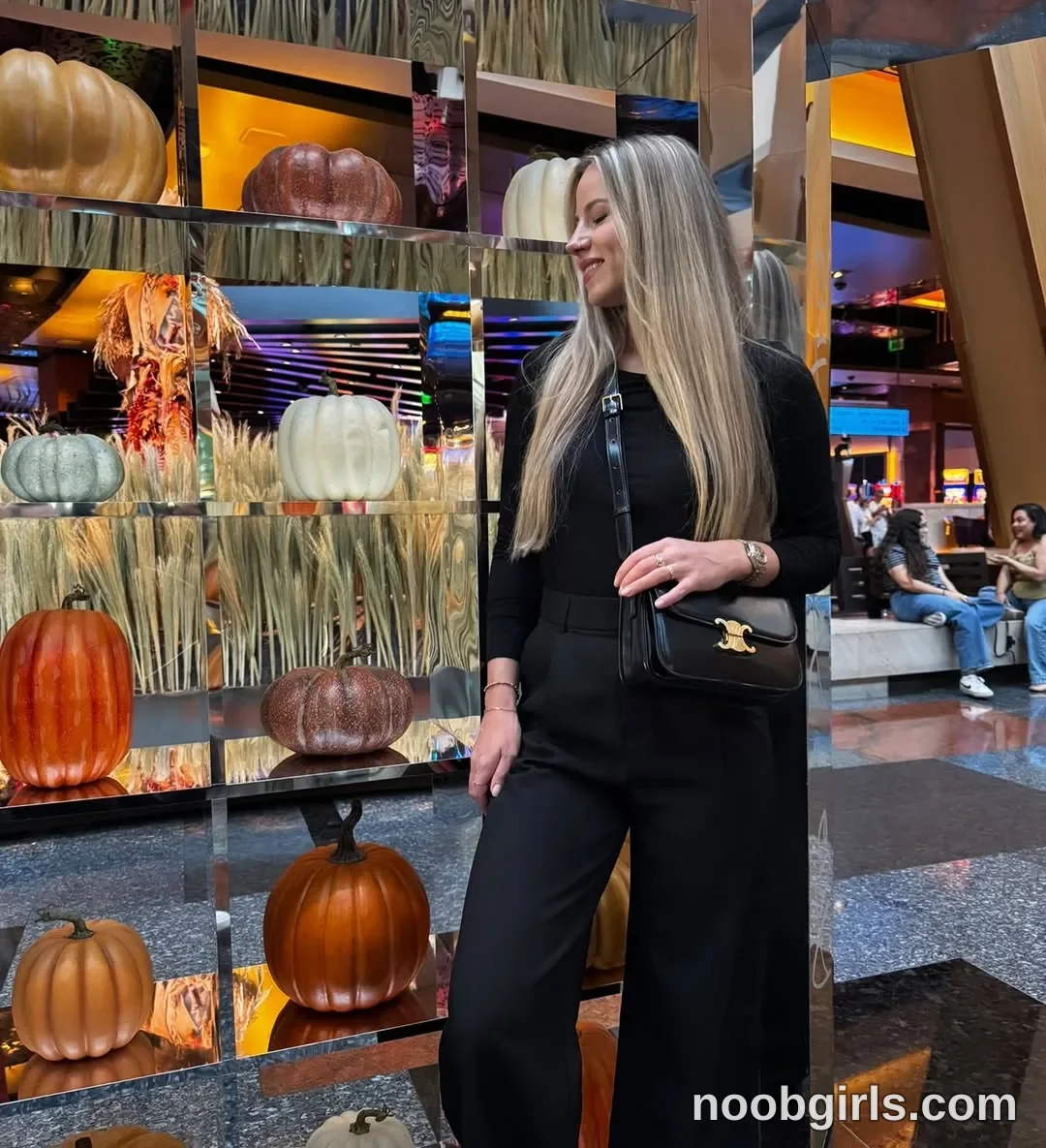Haylee (@hayleex) — "It’s pumpkin season 🍁🎃🍂" in Aria Hotel & Casino Las Vegas