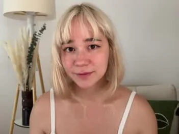hey__lucy nip slip shady cam show screenshot — Chaturbate cam girl