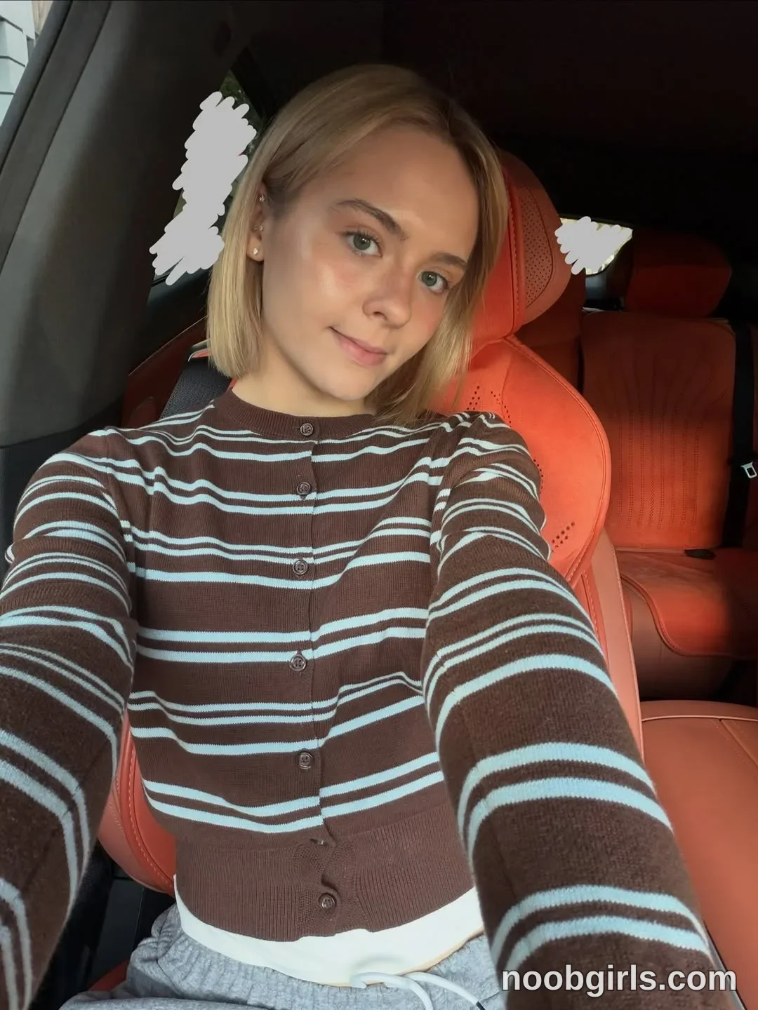 honey_sunshine (@honey_sunshine) — "Thank you for 950k followers on CB guys 💛 Love you 🥰"