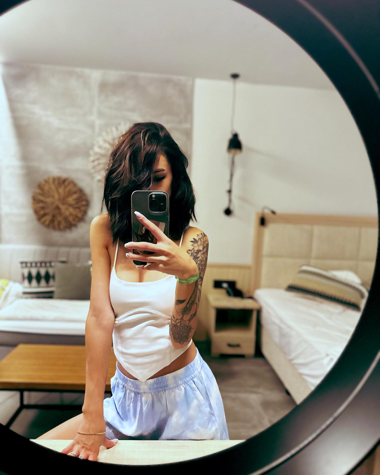 hotfallingdevil (@hotfallingdevil) high-res photoshoot photo #13 — Chaturbate cam model gallery