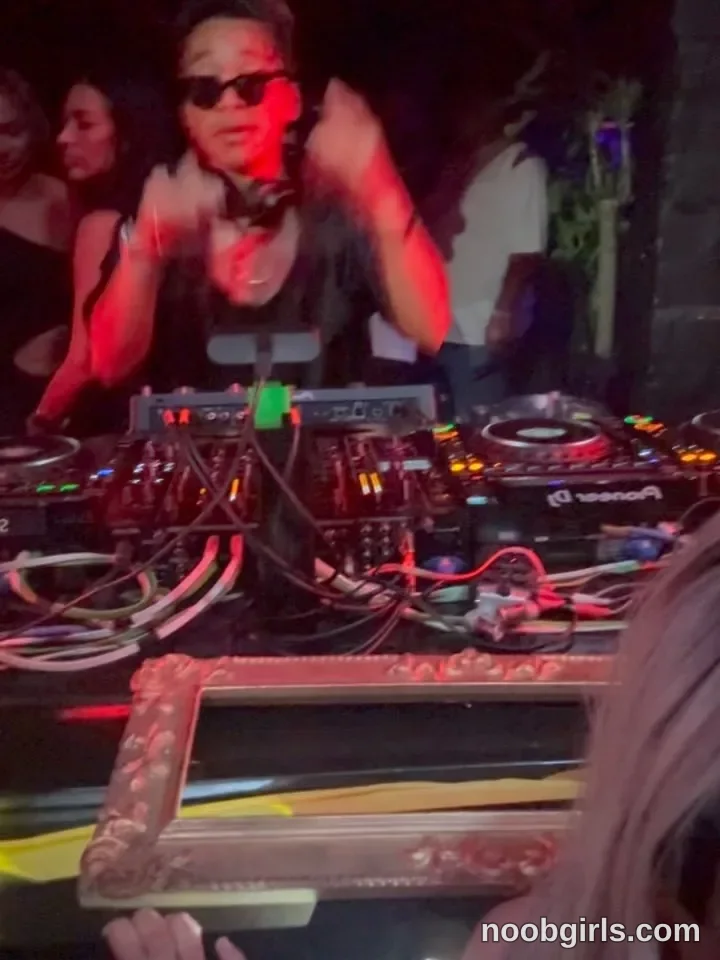 iam_eli (@iam_eli) — "Meowww! My fav artist ever @zhu @salonamador"