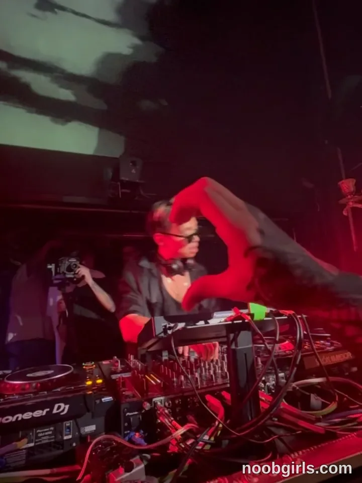 iam_eli (@iam_eli) — "Meowww! My fav artist ever @zhu @salonamador"