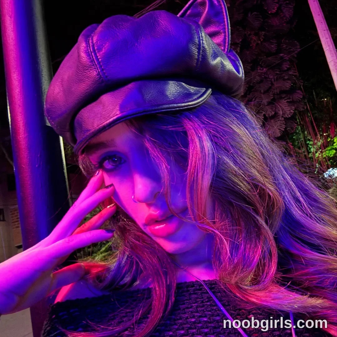 iam_eli (@iam_eli) high-res photoshoot photo #4 — Chaturbate cam model gallery