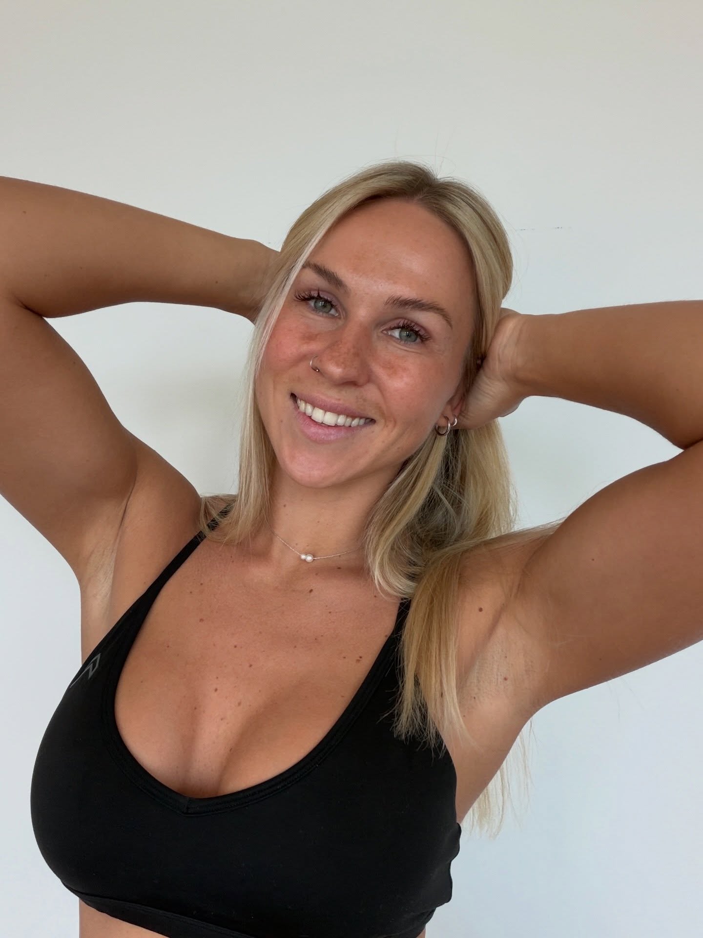 iamcora (@iamcora) high-res photoshoot photo #19 — Chaturbate cam model gallery