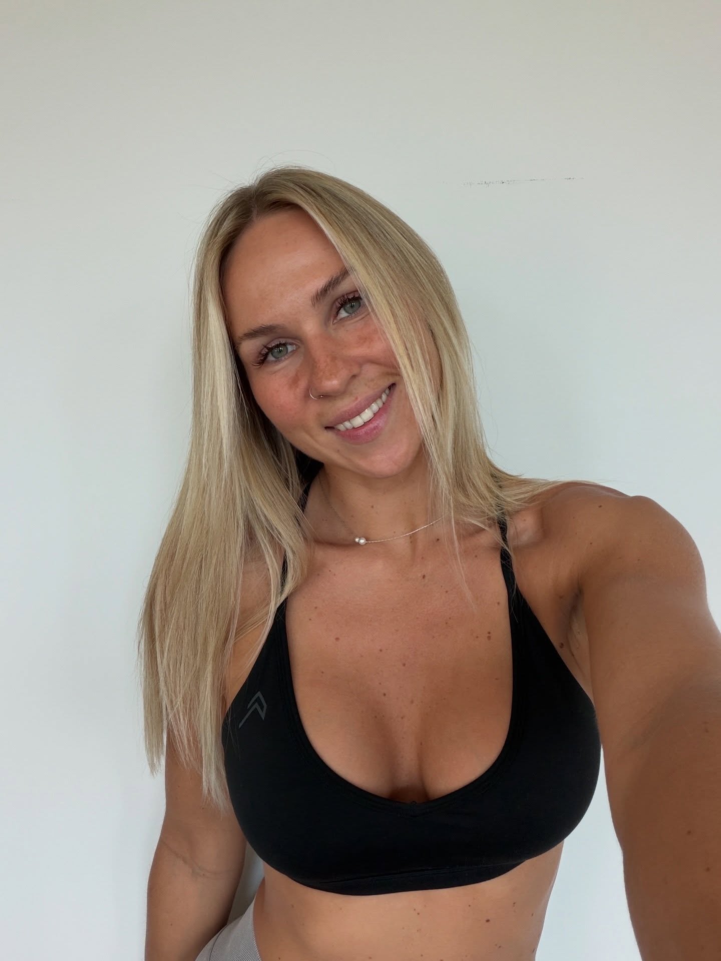 iamcora verified Instagram photoshoot picture #35 — live cam model review