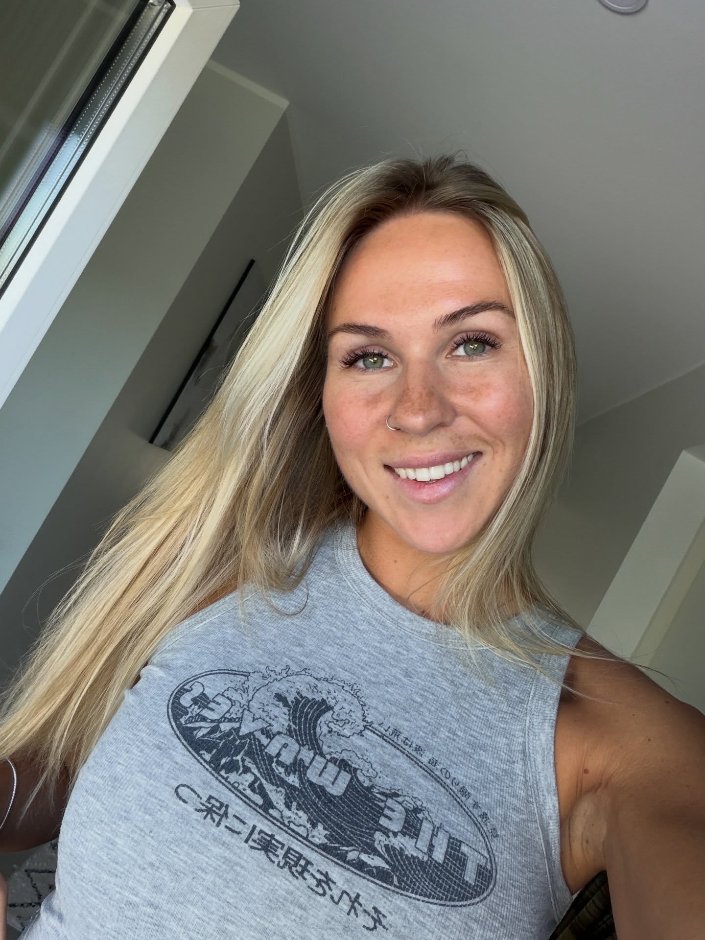 iamcora (@iamcora) high-res photoshoot photo #37 — Chaturbate cam model gallery