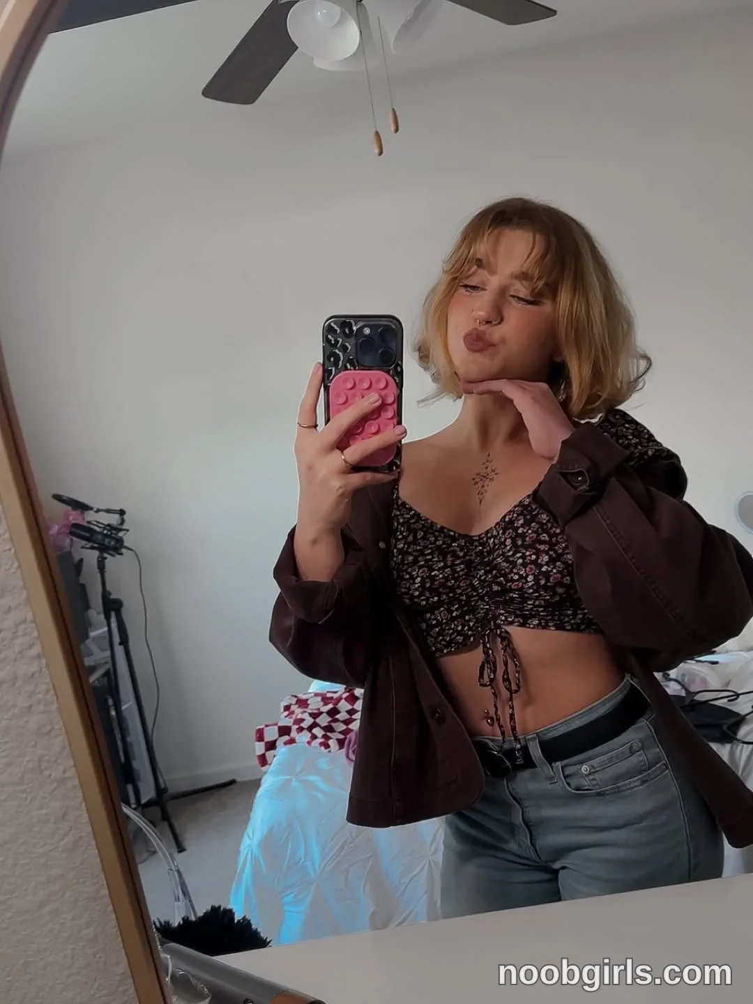 jaybbgirl (@jaybbgirl) — "Giving more peeks into my day to day outfits 💋 What’s your favorite fall…"