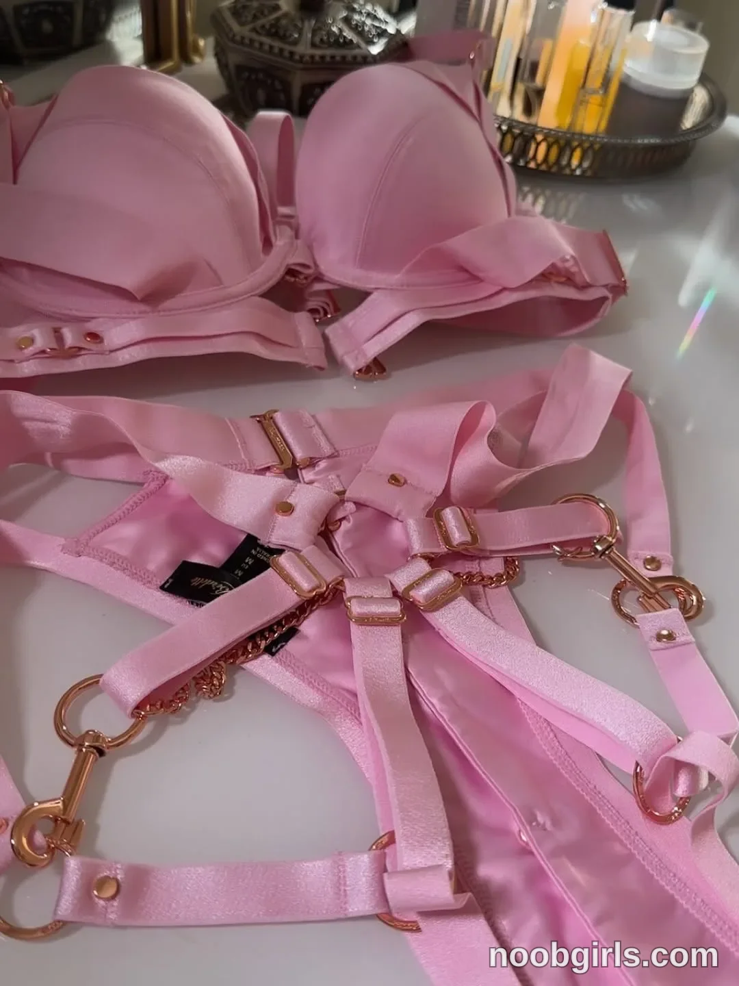 jaybbgirl (@jaybbgirl) — "Pretty in pink 🎀 Do you have any pets? 🐱 • • •"