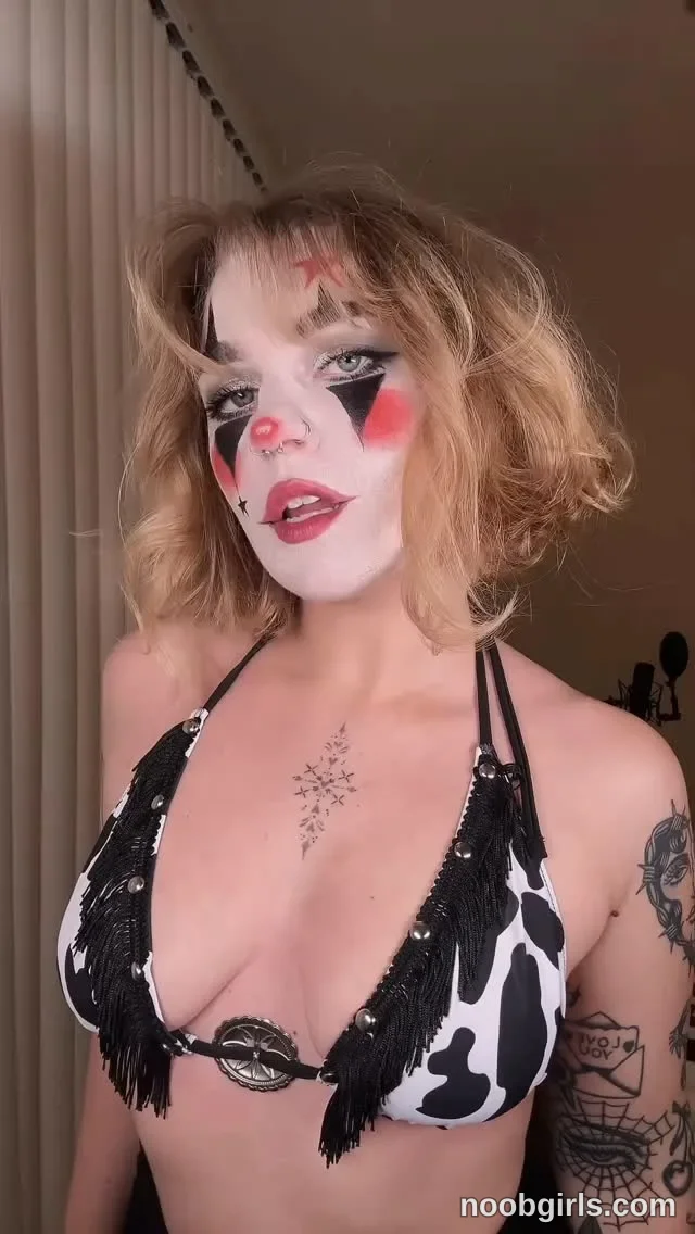 jaybbgirl (@jaybbgirl) — "Get you a girl who can do both? 👀 Did you do anything fun with weekend? • • •"