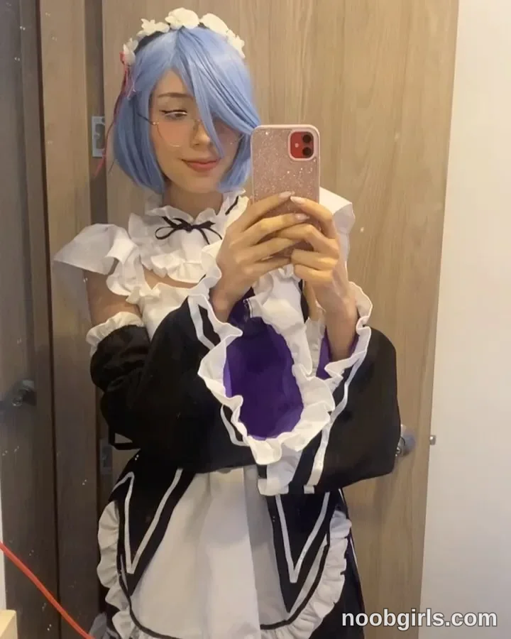 Jelly Holding a smartphone with both hands in front of a mirror to take a selfie