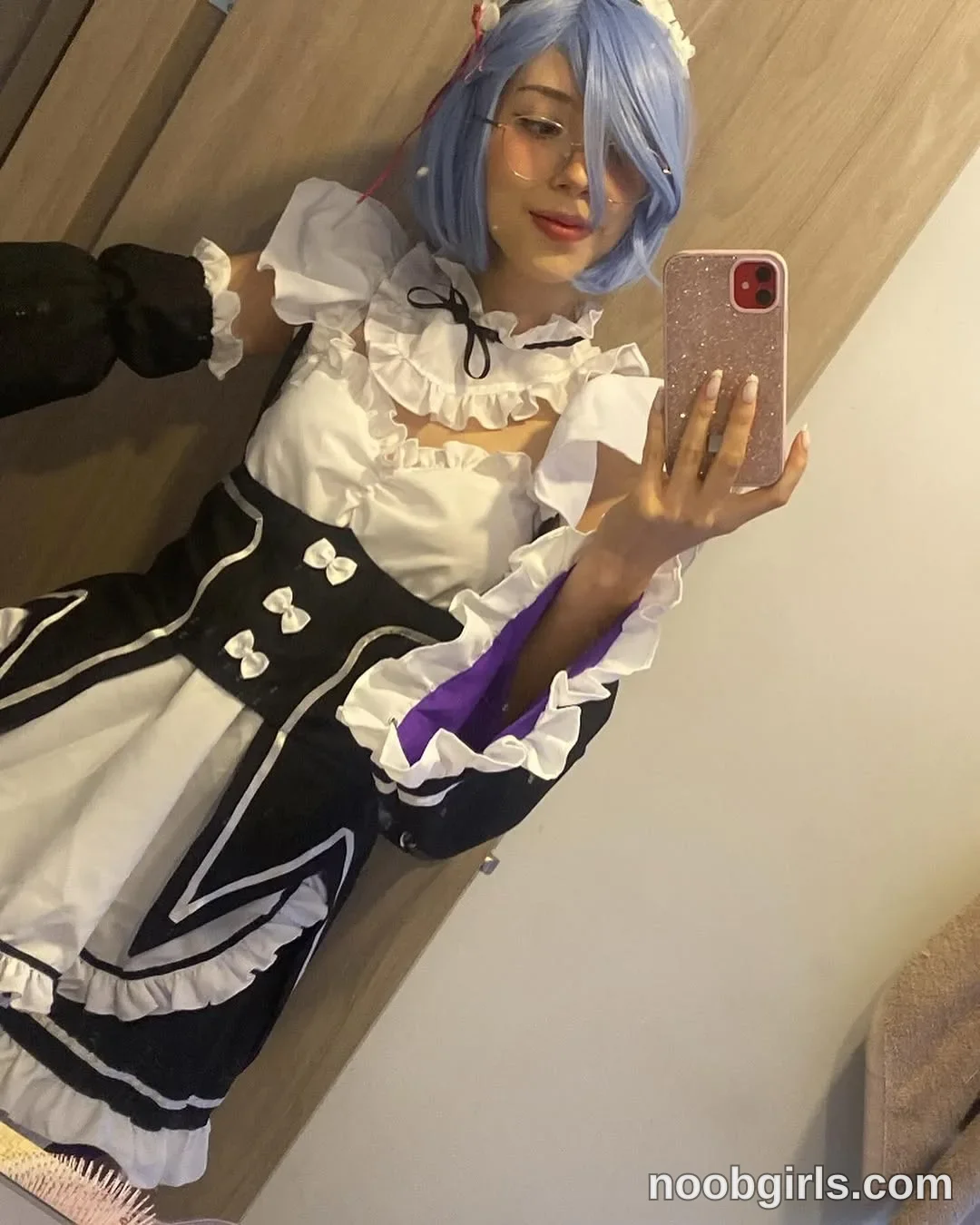 Jelly Holding a smartphone in one hand to take a mirror selfie