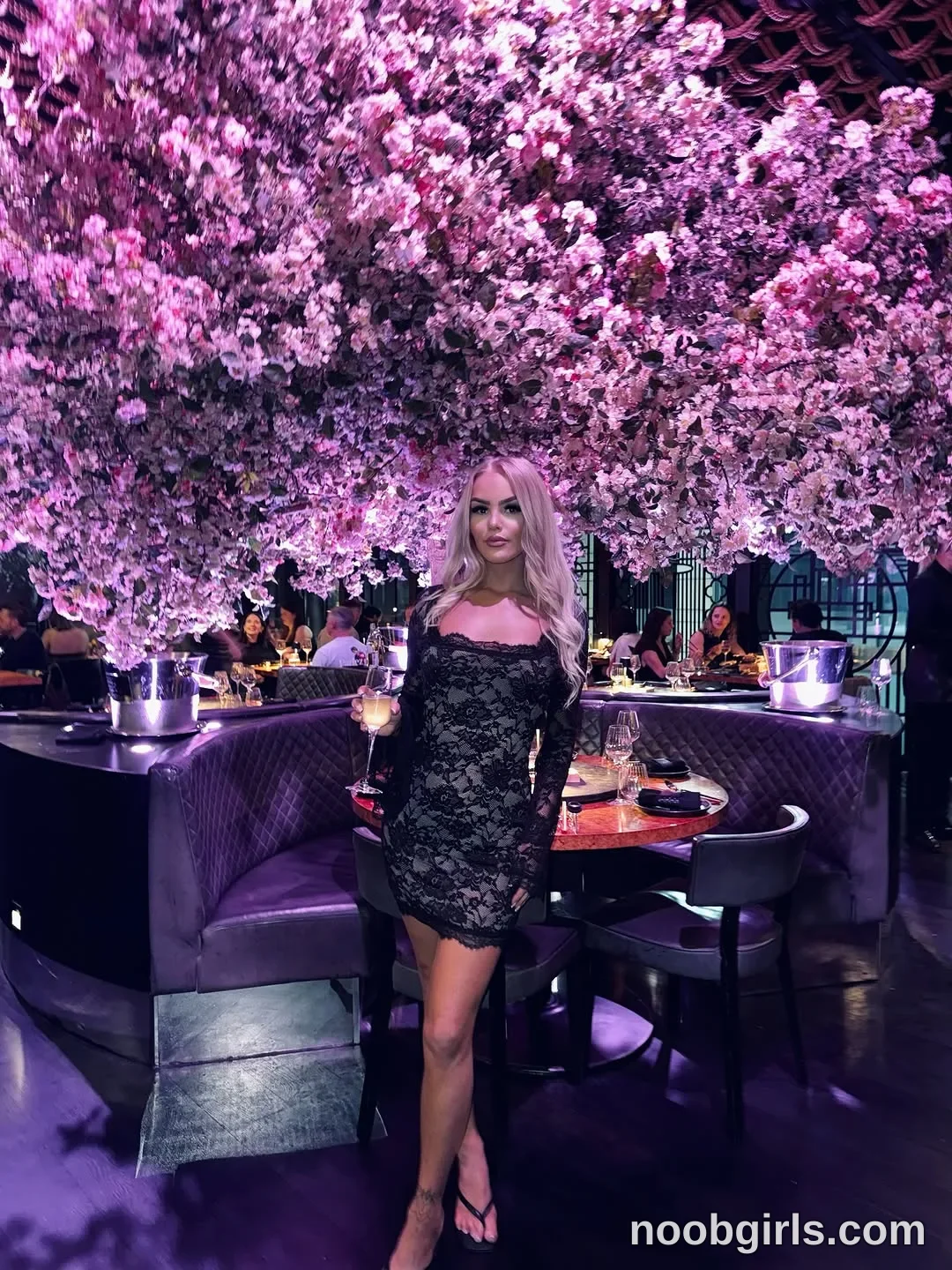 Jessiebellax (@jessiebella0210_) — "Happy with a glass in my hand 🥂"
