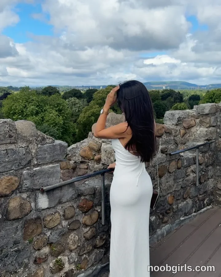jessikapalmer (@jessikapalmer) — "Un día entre murallas antiguas y paisajes que inspiran paz. 🌱 • Cardiff,…" in Cardiff,…