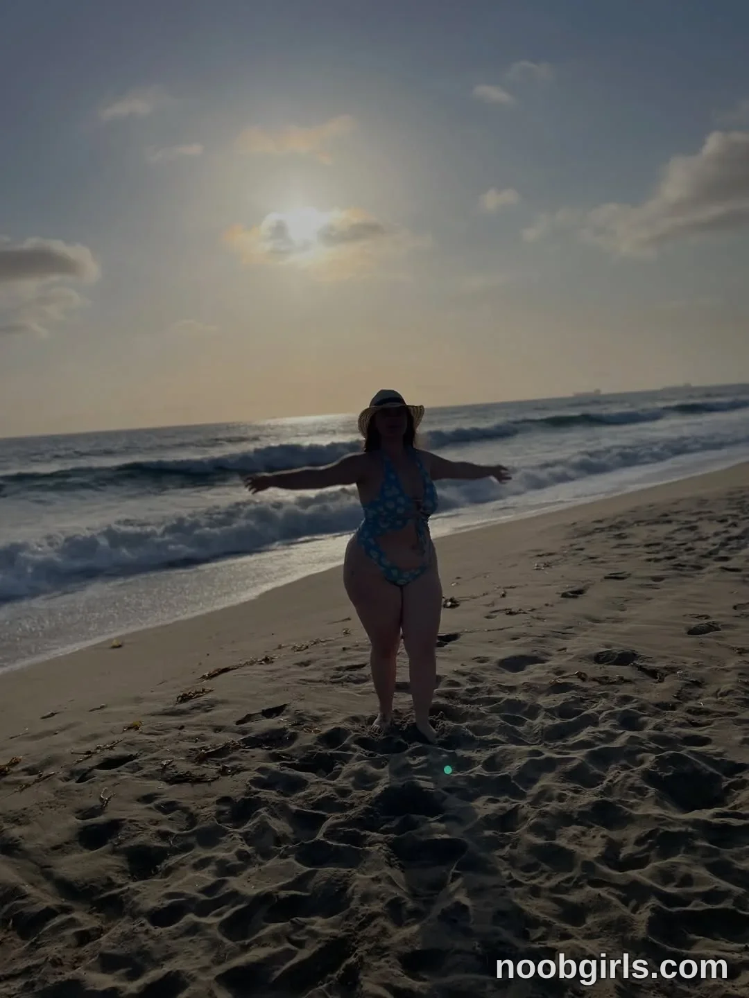 Goddess Kathryn (@katxxgolding) — "just bumps and humps and bees and things and flowers 🐝☀️"