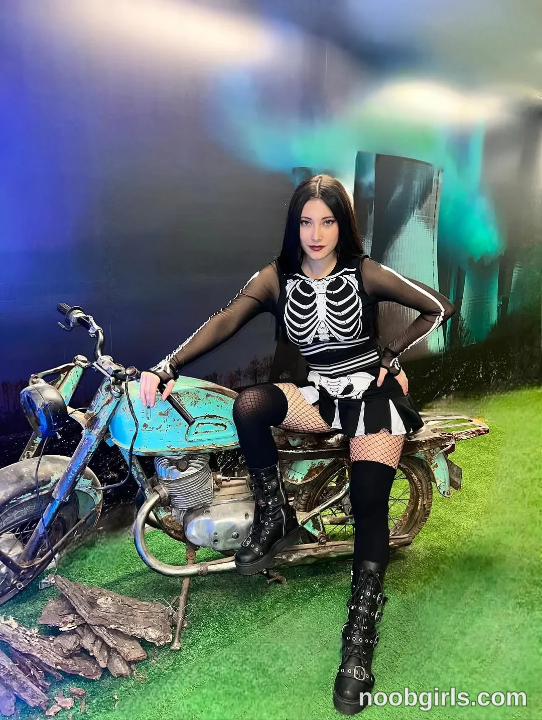 Kelly (@kellytesh) — "Aprovechando el Spot del centro comercial 😋 💀"