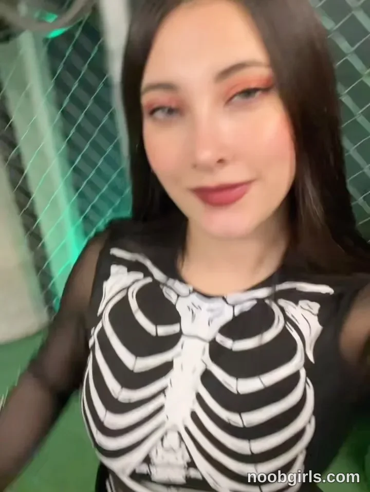 Kelly (@kellytesh) — "Aprovechando el Spot del centro comercial 😋 💀"