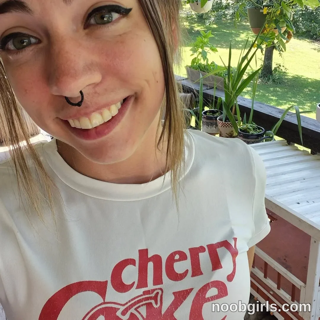 Kiersten (@kierbearkisses) — "Im on vacation guys! Sorry I haven't gotten to anyone!"